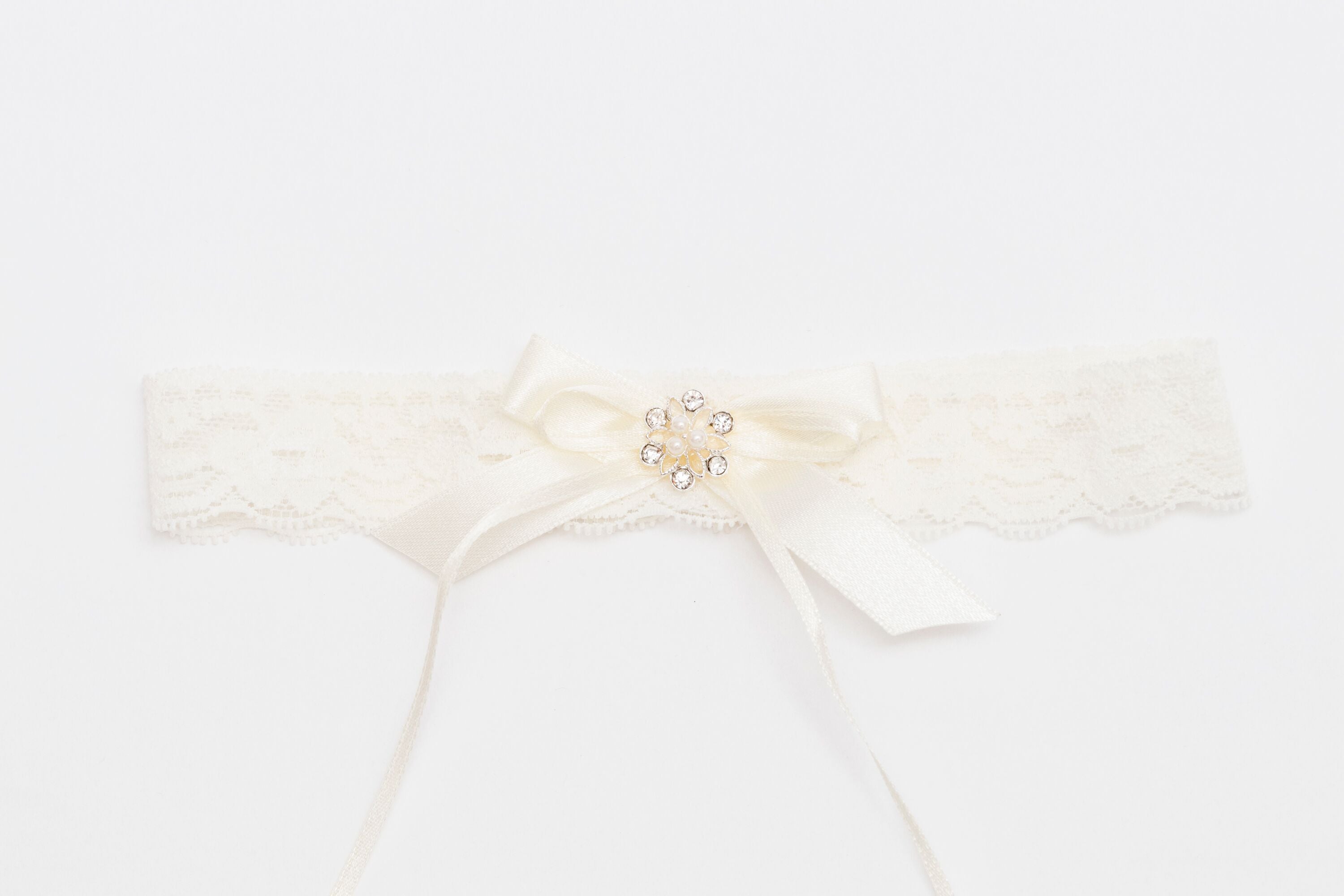 ivory knot-wedding accessories-bridal garters-louisa
